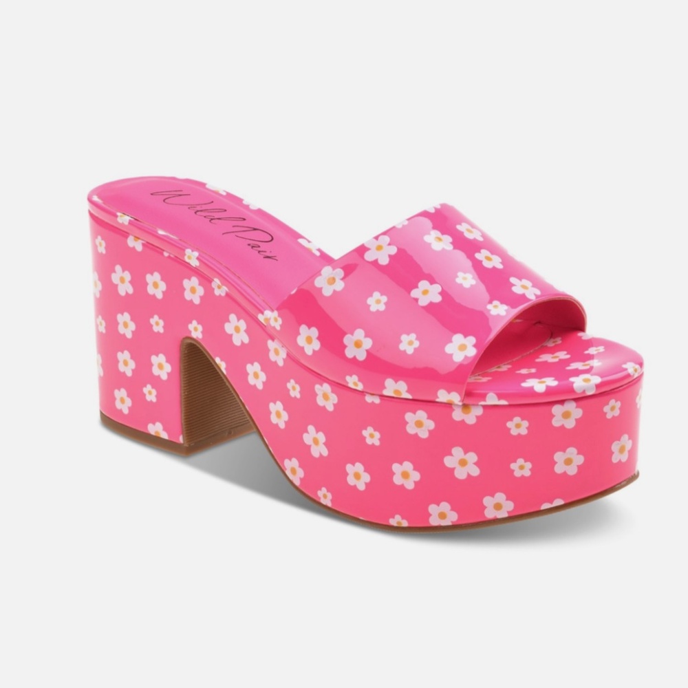Pink Daisy Sandals NIB Size 9.5